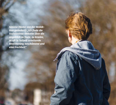 Eine von hinten aufgenommene Person, die eine Allee hinunterblickt