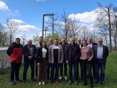 Die beiden hessischen Tarifkommissionen der IG BAU am Tag der Einigung in Seeheim-Jugenheim