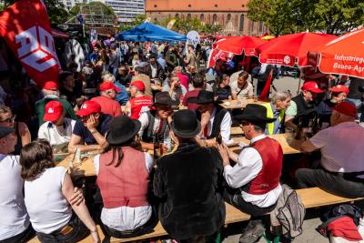Teilnehmer*innen der Kundgebung zum 1. Mai 2026 in Berlin