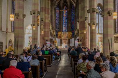 Kirche vor dem Gottesdienst