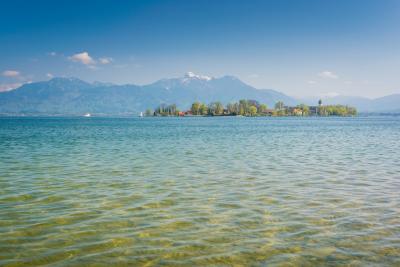 Blick auf den Chiemsee mit Bergpanorama