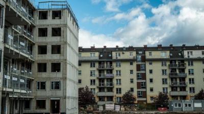 Mehrfamilienhäuser. Eines von ihnen befindet sich noch im Bau. Mehrfamilienhäuser. Eines von ihnen befindet sich noch im Bau.