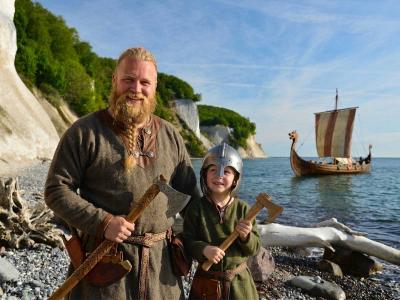 Ein Mann und ein Junge in Wikinger-Kleidung vor den Rügener Kreidefelsen