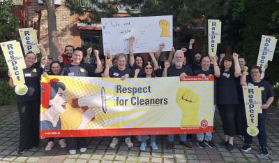 Teilnehmer*innen am Aktionsseminar der IG BAU Region Bayern mit Banner "Respect for Cleaners" Teilnehmer*innen am Aktionsseminar der IG BAU Region Bayern mit Banner "Respect for Cleaners"