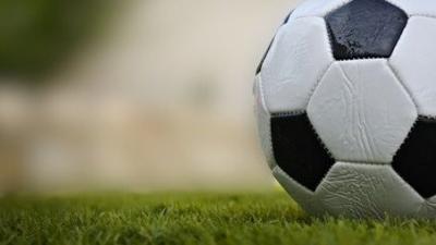 Fussball auf Rasen