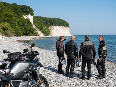 Vier Motorradfahrer in Lederkluft vor den Rügener Kreidefelsen