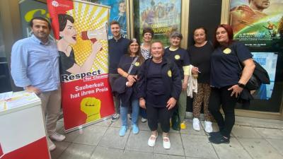 Gruppenfoto vorm Kino in München Gruppenfoto vorm Kino in München