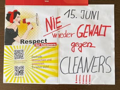 Plakat, auf dem handgeschrieben "Nie wieder Gewalt gegen Cleaners" steht.