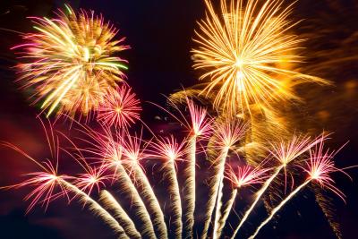 Feuerwerksraketen explodieren am Himmel Feuerwerksraketen explodieren am Himmel