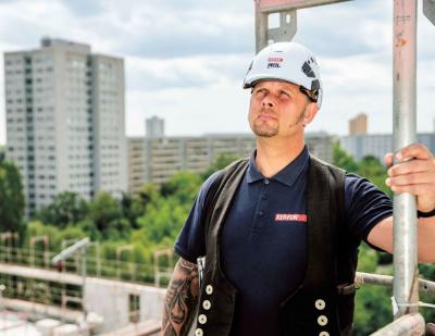 Stefan Haker auf einem Baugerüst