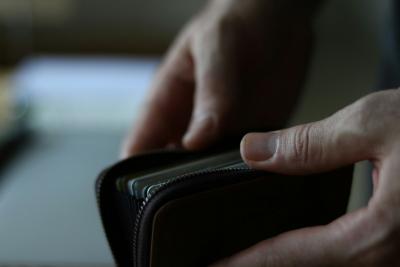 Hände mit einem leeren Portemonnaie