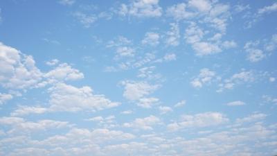 Blauer Sommerhimmel mit kleinen Wolken Blauer Sommerhimmel mit kleinen Wolken