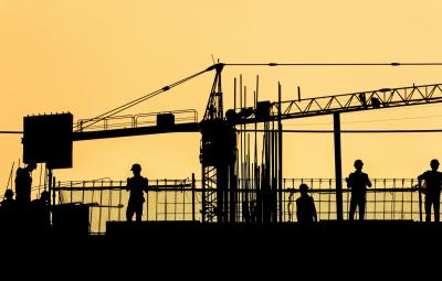 Silhouetten von Baukran und Bauarbeitern Silhouetten von Baukran und Bauarbeitern