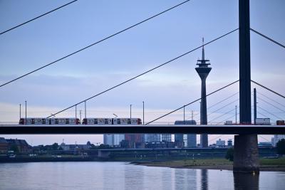 Rheinbrücke in Düsseldorf mit Pendlerzug in der Abenddämmerung Rheinbrücke in Düsseldorf mit Pendlerzug in der Abenddämmerung