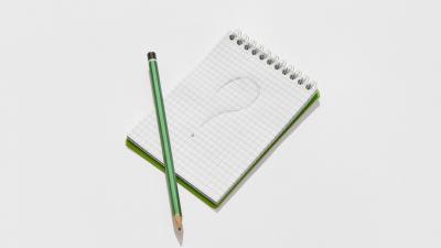 Notizblock mit Fragezeichen und Bleistift Notizblock mit Fragezeichen und Bleistift