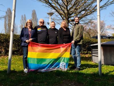 Gruppenfoto mit Ulrike Laux, Renate Wapenhensch und Kolleg*innen der IG BAU Queer Gruppenfoto mit Ulrike Laux, Renate Wapenhensch und Kolleg*innen der IG BAU Queer
