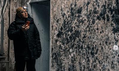 Mann in einer asbestverseuchten Wohnung Mann in einer asbestverseuchten Wohnung