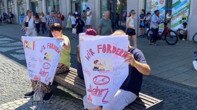 Zwei Kolleginnen mit selbstgestalteten Zeitungen zur Tarifrunde 2026