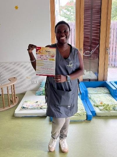 Mavis mit dem Flugblatt der Gebäudereinigung