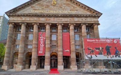 Kongress Palais in Kassel mit Fahnen der IG BAU