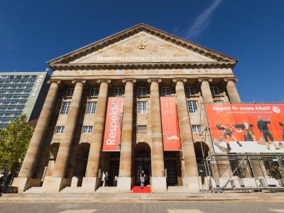 Kongress Palais in Kassel mit Fahnen der IG BAU Kongress Palais in Kassel mit Fahnen der IG BAU