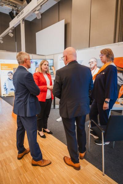 Bauministerin Verena Hubertz an den Ausstellungsständen