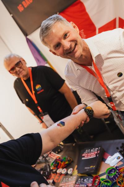 Ausstellungsstand der IG BAU Queer