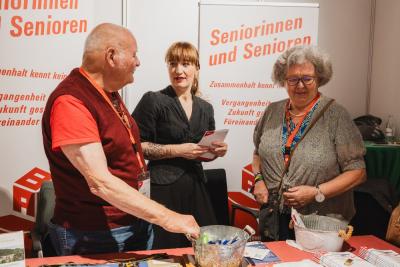Heidi Reichinnek im Ausstellungsbereich