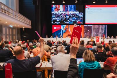 Delegierte bei der Abstimmung. Delegierte bei der Abstimmung.