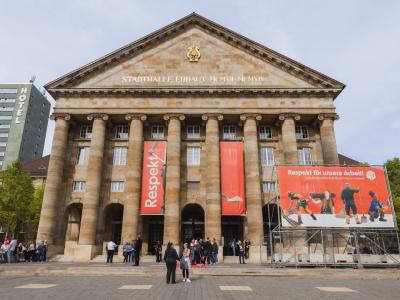 Kongresspalais Kassel mit Fahnen der IG BAU Kongresspalais Kassel mit Fahnen der IG BAU