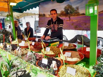 Marktstand mit Oliven