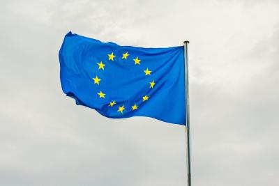 EU-Fahne vor wolkigem Himmel