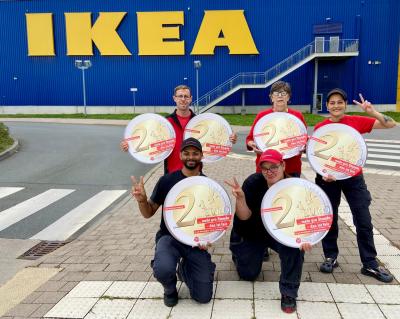 Gruppenfoto der Beschäftigten vor der IKEA Niederlassung Gruppenfoto der Beschäftigten vor der IKEA Niederlassung