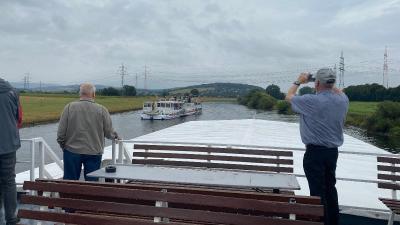 Drei Kollegen an Deck einen Flusskreuzfahrtschiffes auf der Weser