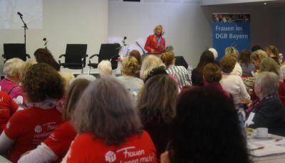 IG BAU-Regionalleiterin Gundi Tillmann bei ihrer Ansprache © DGB Bayern / Kerzel