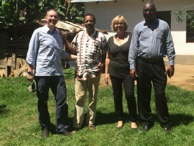 Johannes Weinig, Ahadiel Sekumbo, Sabine Katzsche-Döring und Abel Pallanyo, Mutter bzw. Väter des Erfolgs. Johannes Weinig, Ahadiel Sekumbo, Sabine Katzsche-Döring und Abel Pallanyo, Mutter bzw. Väter des Erfolgs.